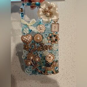Elegant Floral Embellished iPhone 12 Case -
Make a offer